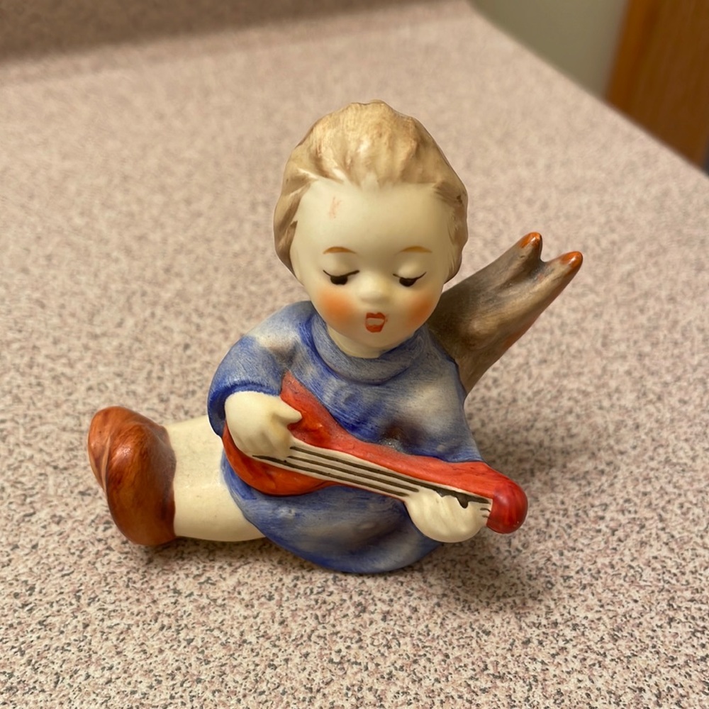 Hummel Angel Playing Guitar